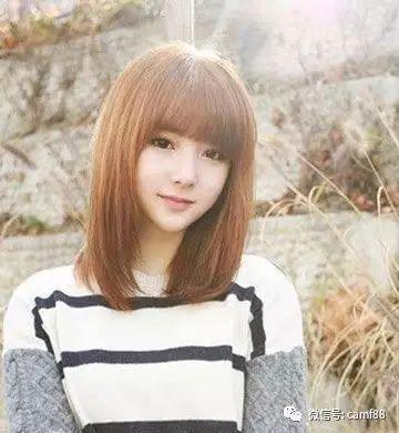 适合圆脸女生的中长发发型，显非常的甜美有气质！