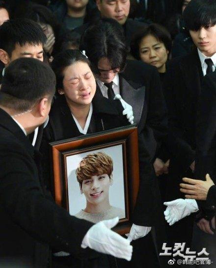 金钟铉出殡现场，网友：照片上的你在笑 怎么你身边的人都在哭呢