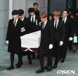 ​金钟铉出殡现场，网友：照片上的你在笑 怎么你身边的人都在哭呢