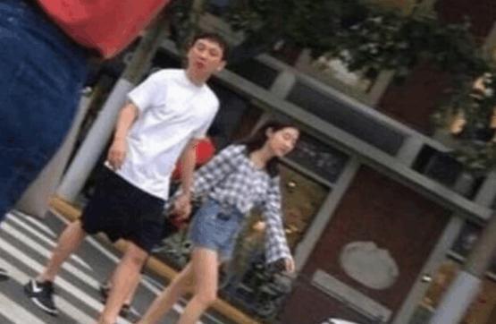 网友偶遇王思聪和女友又在买买买, 疑似俩人在一起有17天了