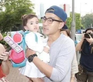 终于看到小糯米正面照，网友：这是遗传了爸妈谁的基因