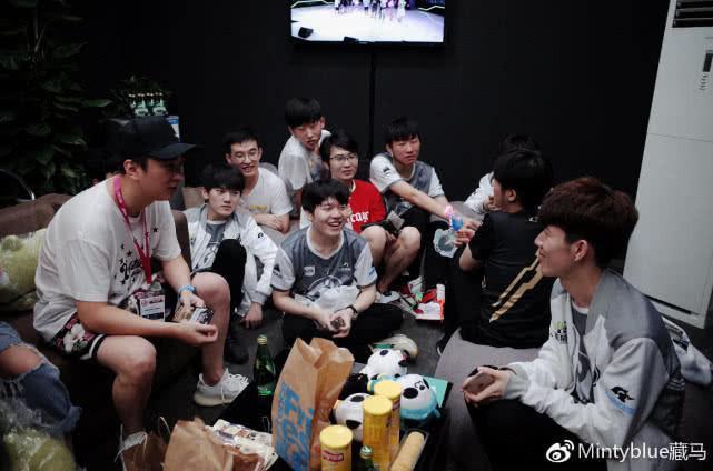 ig夺冠一代人眼中的丧志玩物得以证明,王思聪把电竞搞成比赛狂欢