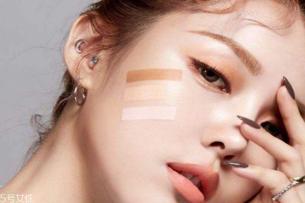 怎样让粉底液更服帖 怎么能让底妆服帖 怎样让粉底液更服帖 怎么能让底妆服帖