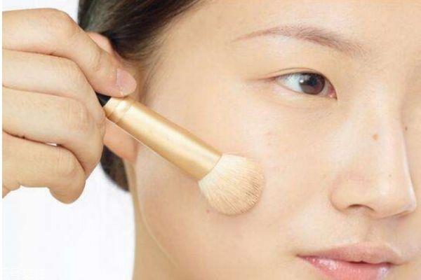怎样让粉底液更服帖 怎么能让底妆服帖 怎样让粉底液更服帖 怎么能让底妆服帖