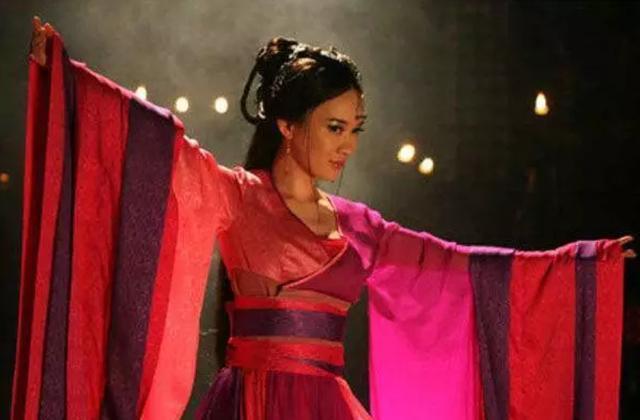 演过妲己的女星,有12名,其中10个美到发光,但只有她媚到骨子里