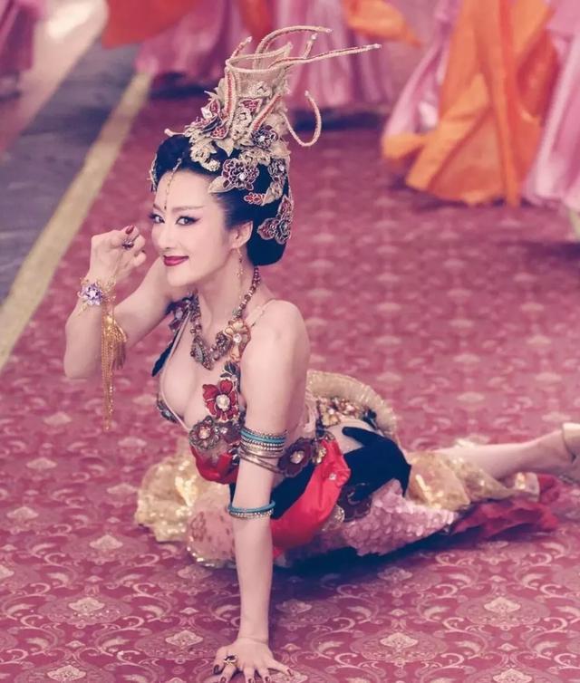 演过妲己的女星,有12名,其中10个美到发光,但只有她媚到骨子里