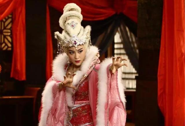 演过妲己的女星,有12名,其中10个美到发光,但只有她媚到骨子里