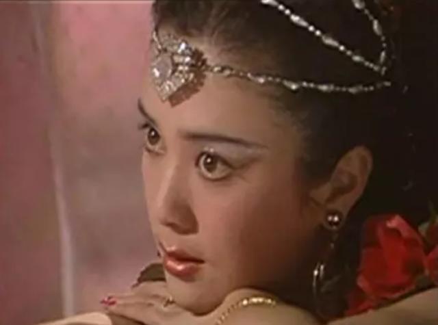 演过妲己的女星,有12名,其中10个美到发光,但只有她媚到骨子里