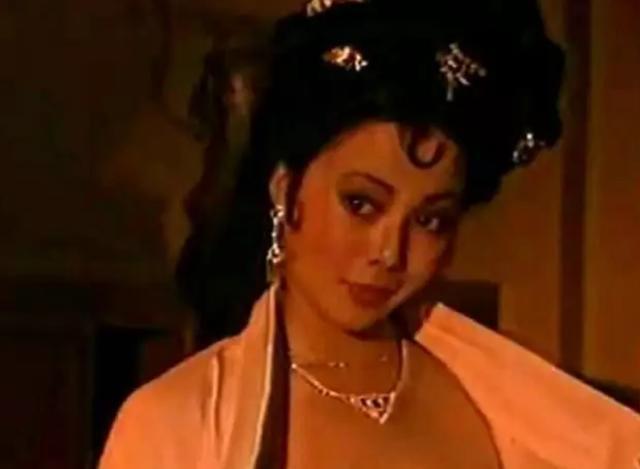 演过妲己的女星,有12名,其中10个美到发光,但只有她媚到骨子里