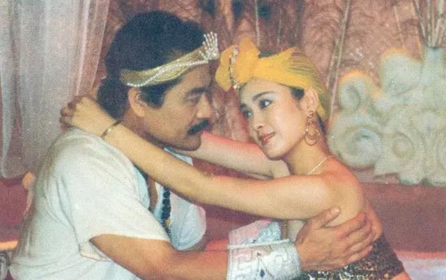 演过妲己的女星,有12名,其中10个美到发光,但只有她媚到骨子里