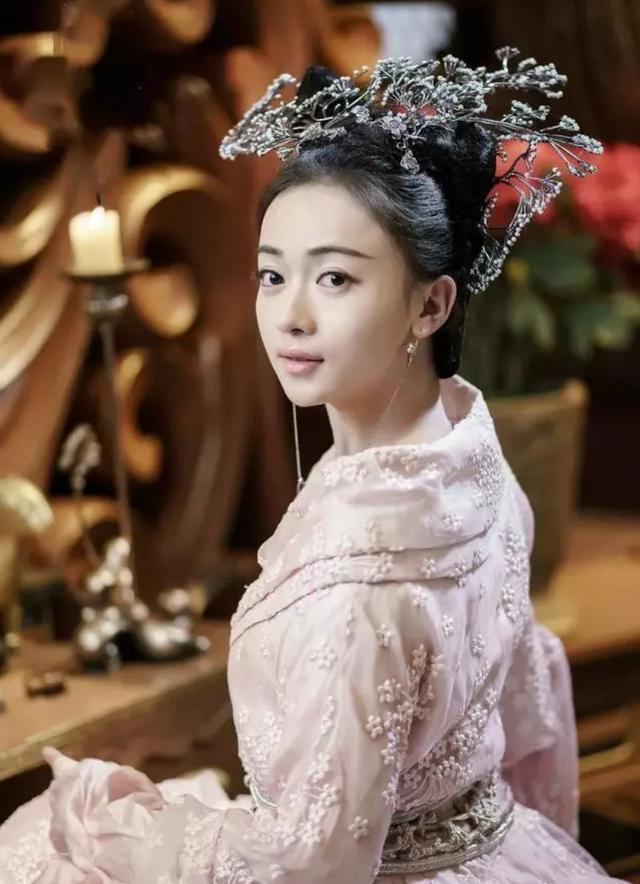 演过妲己的女星,有12名,其中10个美到发光,但只有她媚到骨子里