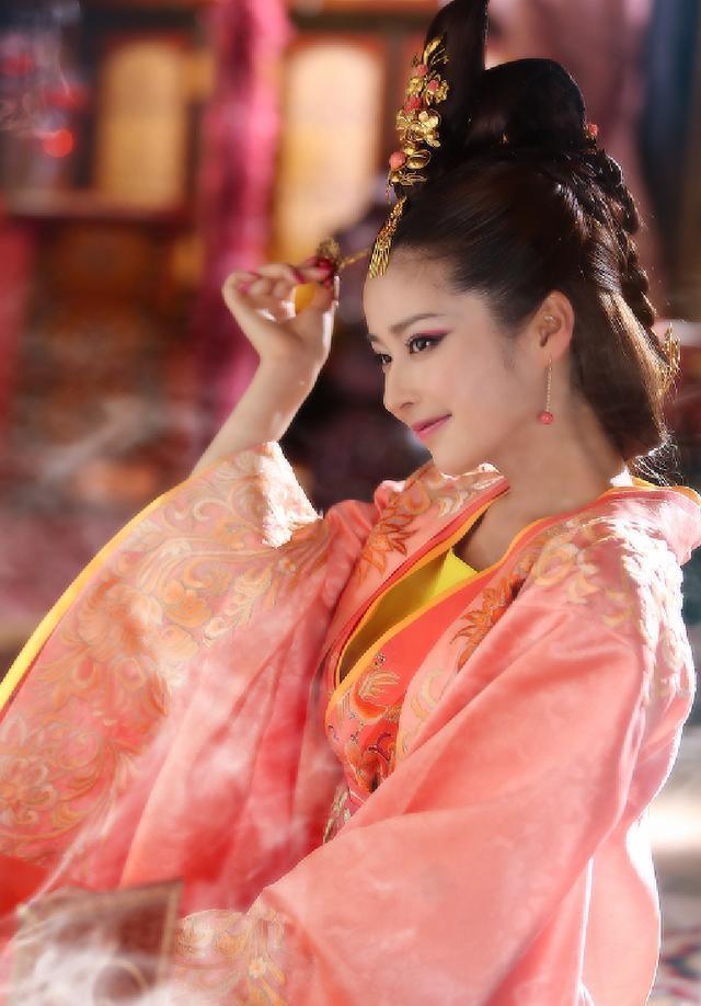 演过妲己的女星,有12名,其中10个美到发光,但只有她媚到骨子里