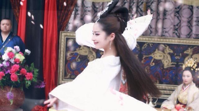 演过妲己的女星,有12名,其中10个美到发光,但只有她媚到骨子里