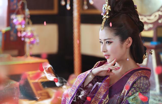 演过妲己的女星,有12名,其中10个美到发光,但只有她媚到骨子里