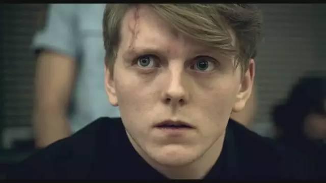 真实事件改编：135分钟，屠杀77人，当法庭宣判21年时，他笑了