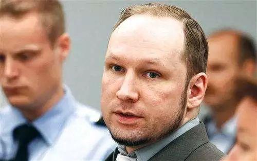 真实事件改编：135分钟，屠杀77人，当法庭宣判21年时，他笑了