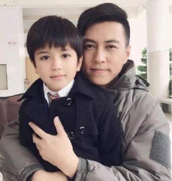 41岁靳东全家照曝光：“影后妻子”素颜美艳水嫩，儿子聪明可爱！