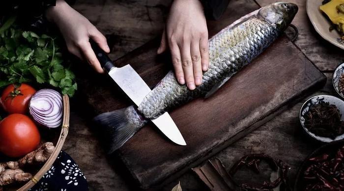 做鱼时,去掉这2个部位,不用料酒也没腥味