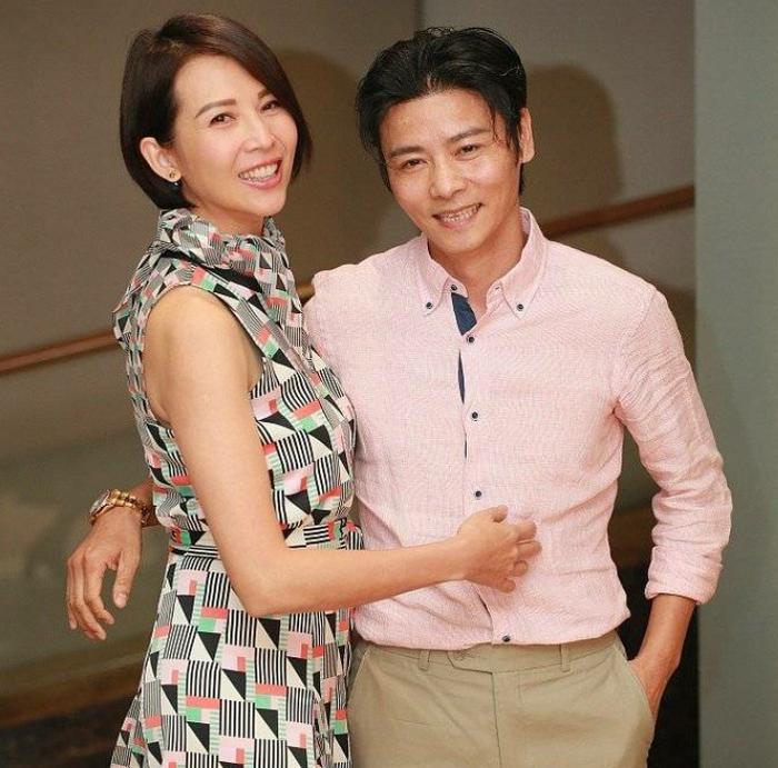 郑佩佩爱女大婚,外籍老公长相遭吐槽,胡子拉碴特显老!