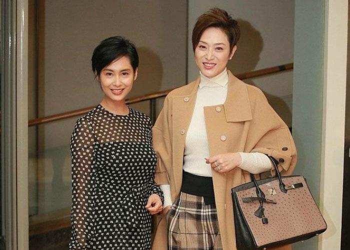 郑佩佩爱女大婚,外籍老公长相遭吐槽,胡子拉碴特显老!