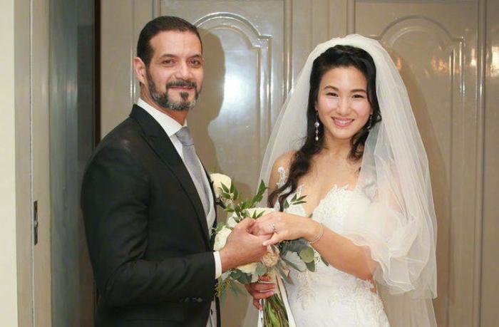 郑佩佩爱女大婚,外籍老公长相遭吐槽,胡子拉碴特显老!