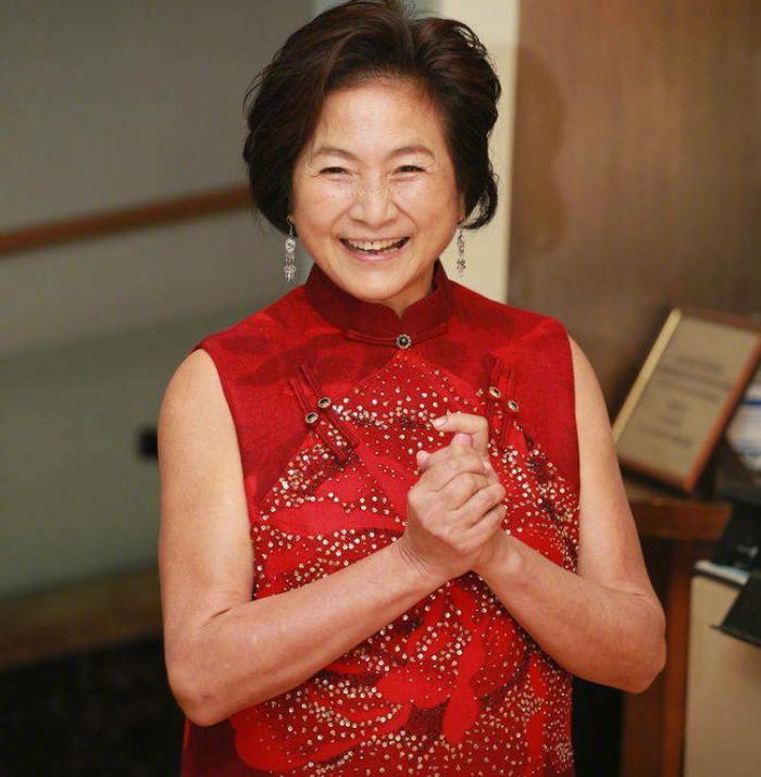 郑佩佩爱女大婚,外籍老公长相遭吐槽,胡子拉碴特显老!