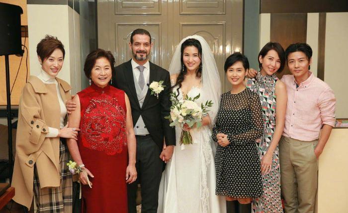 郑佩佩爱女大婚,外籍老公长相遭吐槽,胡子拉碴特显老!