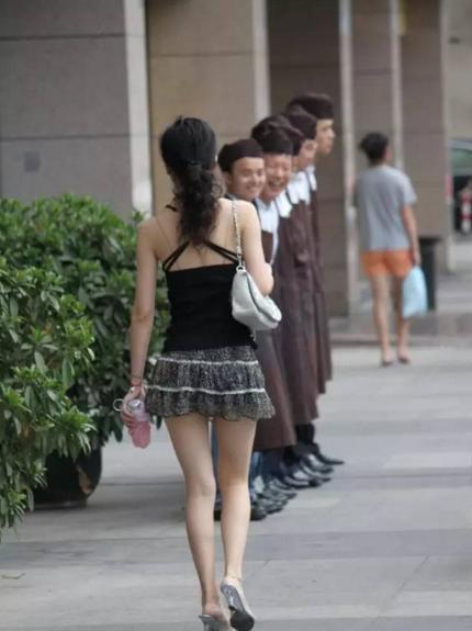 街拍超短裙露背美女，回头率百分之百