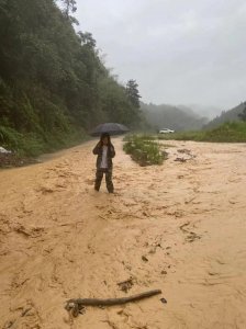 ​怀化辰溪暴雨中的紧急转移：老人被直接背走，村部成临时敬老院