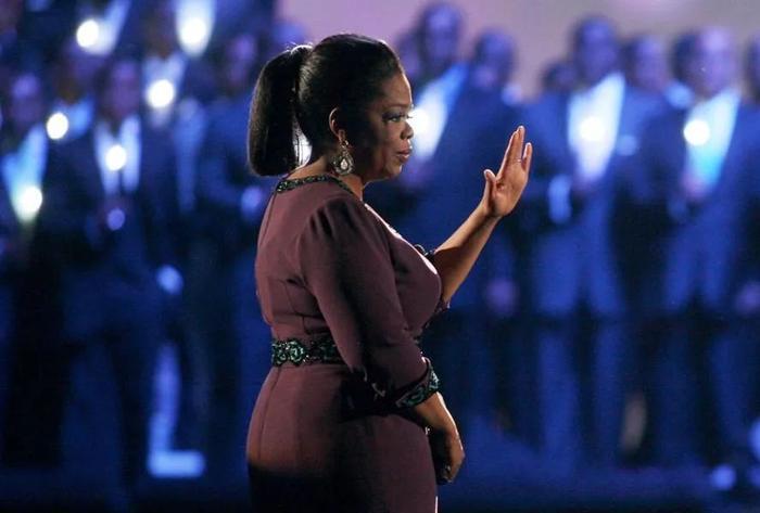 奥普拉·温弗瑞,美国第一位黑人亿万富翁,哈佛毕业演讲感染众人