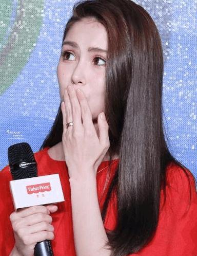 “怀孕只胖肚”, 昆凌二胎孕照好美, 一脸少女模样!