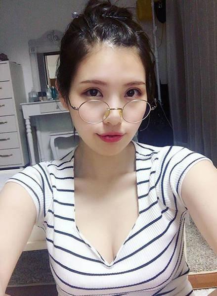 日本美女漫画家因高颜值身材傲人走红网络