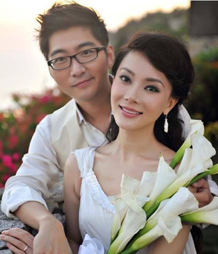 40岁陈数全家近照，与继子相处融洽，生育会考虑孩子