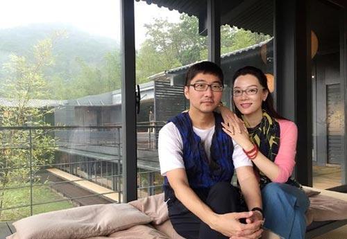 40岁陈数全家近照，与继子相处融洽，生育会考虑孩子