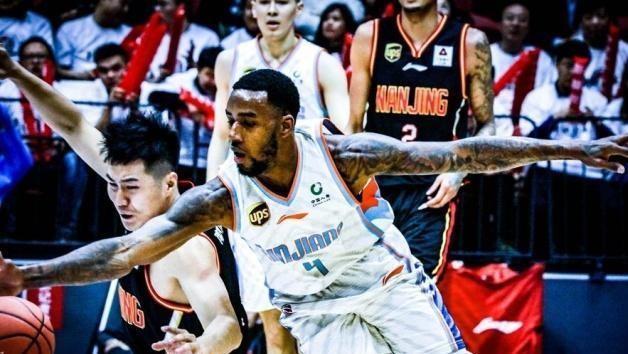 亚当斯离队，新疆还能走多远？他的离开到底是谁的责任呢？