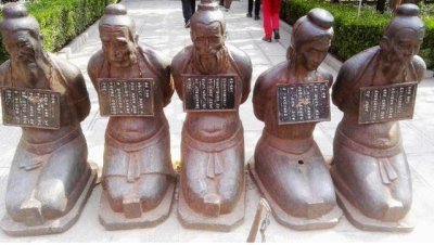 ​岳飞庙前跪着5个人，除了秦桧夫妇，还有三个分别是谁？