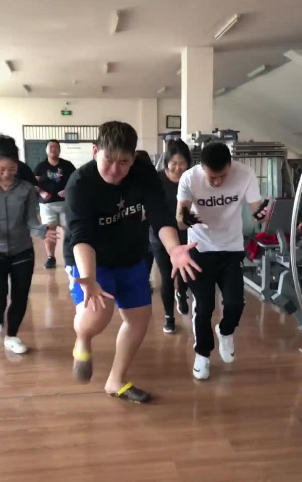 赵一楠减肥营近照曝光，跳父亲“成名曲”，表情动作神似赵本山！