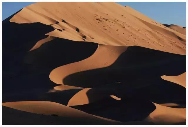 沙漠中的美丽倒影:巴丹吉林