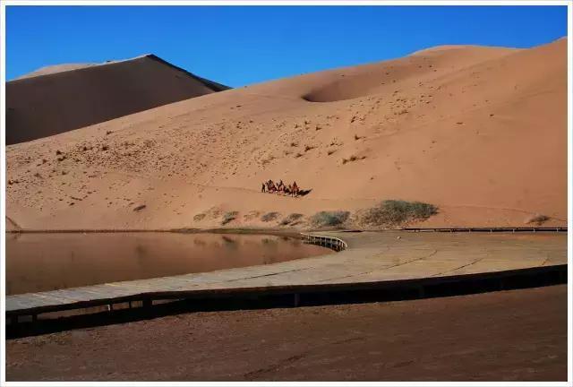 沙漠中的美丽倒影:巴丹吉林