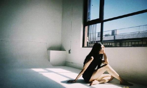 姚晨微博晒美照，女儿小茉莉罕见出镜！