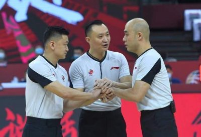 ​闫军明目张胆的瞎吹，辽宁男篮全队愤怒抗议，裁判真的无人监管吗