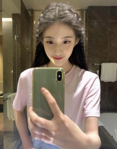 ​钟丽丽首次走红毯，气质出众获好评，难怪夏之光的粉丝不骂她