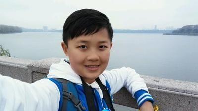 曾出演《还珠格格》,因为肿瘤限制身高,如今21岁依旧很低!