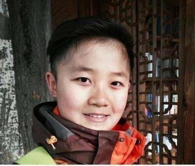 曾出演《还珠格格》,因为肿瘤限制身高,如今21岁依旧很低!