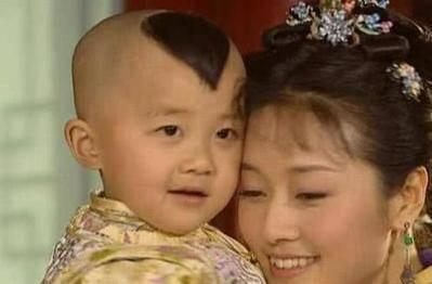 曾出演《还珠格格》,因为肿瘤限制身高,如今21岁依旧很低!