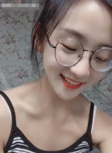 ​美女宿舍大玩“脱衣秀”，全身仅剩一件！网友：这是诱人犯罪啊！