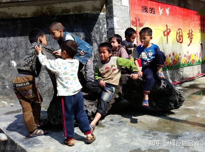 贫困地区的孩子图片生活 贫困地区的孩子图片吃饭上学