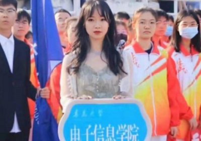 ​北大医学美女博士，晒毕业照走红网络，为何评论区“骂声一片”？