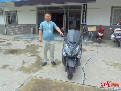 ​“骑上我心爱的小摩托……”他骑进拘留所一次又一次