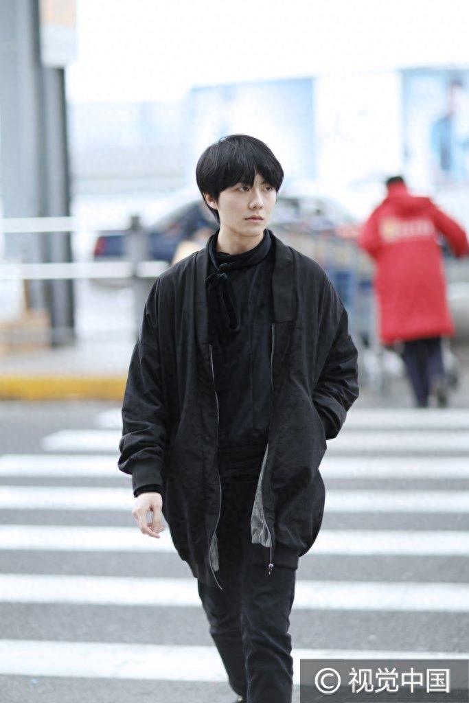 新晋人气小鲜肉姚望、杨业明现身机场 互相挑逗“基情满满”十分调皮